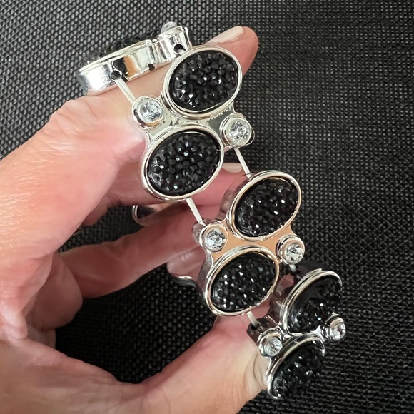 Stretchy Acrylic Bracelet - Picture 4 of 6